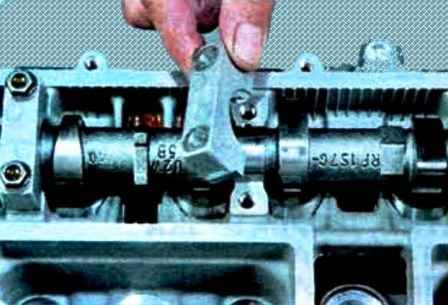 Removing and installing Mazda 6 engine camshafts