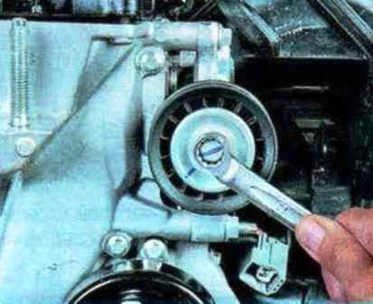 Cómo revisar y reemplazar la correa de transmisión de accesorios de Mazda 6
