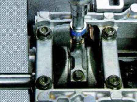 Як розібрати двигун автомобіля Mazda 6