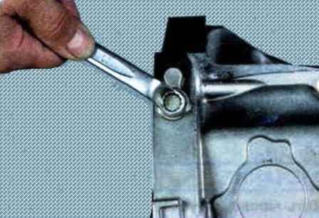 Replacing the Mazda 6 engine sump seal