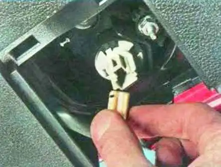 Cómo quitar e instalar luces Mazda 6