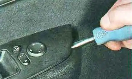 Replacing glass elements of a Mazda 6 car