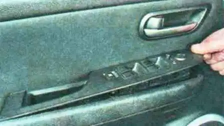 Replacing glass elements of a Mazda 6 car
