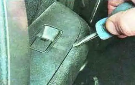 Replacing glass elements of a Mazda 6 car