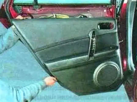 Replacing glass elements of a Mazda 6 car