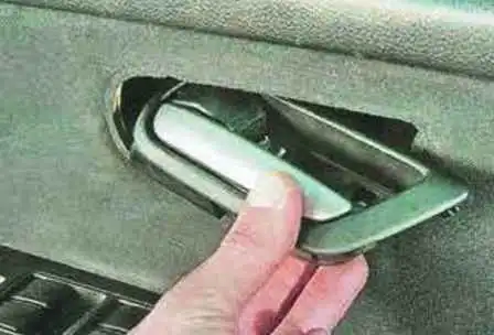 Снятие и установка обивки передней двери автомобиля Мазда 6