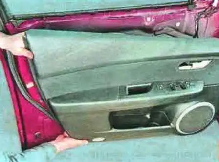 Cómo quitar e instalar la puerta delantera de un Mazda 6