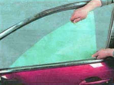Зняття скла та склопідйомника передніх дверей Mazda 6