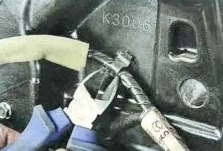 Зняття скла та склопідйомника передніх дверей Мазда 6