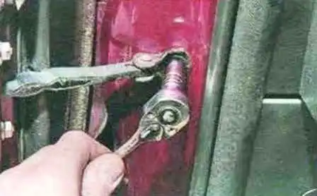 Cómo quitar e instalar la puerta delantera de un Mazda 6