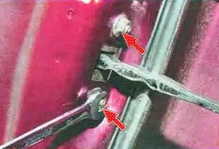 Cómo quitar e instalar la puerta delantera de un Mazda 6