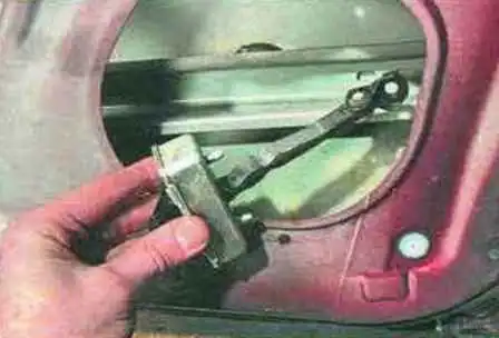 Cómo quitar e instalar la puerta delantera de un Mazda 6