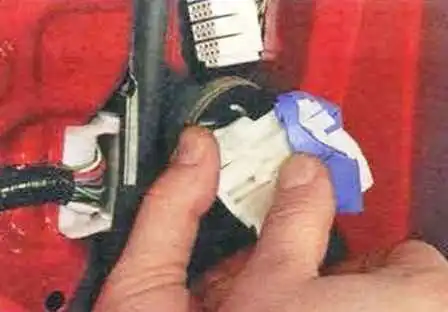 Cómo quitar e instalar la puerta delantera de un Mazda 6