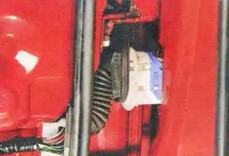 Cómo quitar e instalar la puerta delantera de un Mazda 6