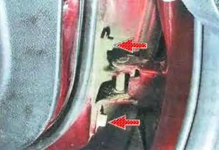 Cómo quitar e instalar la puerta delantera de un Mazda 6