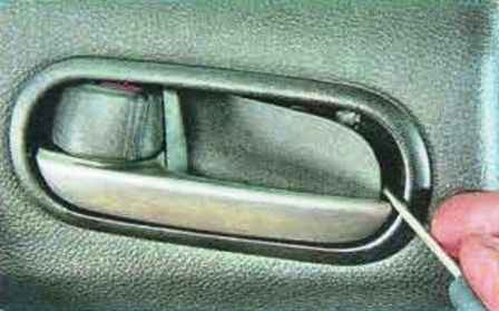 Mazda 6-ның артқы есігінің қаптамасын алу