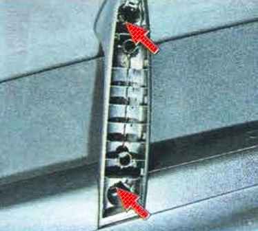 Зняття оббивки задніх дверей автомобіля Мазда 6