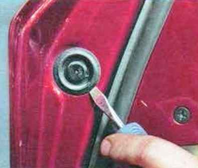 Quitar las manijas y cerraduras de la puerta trasera del Mazda 6