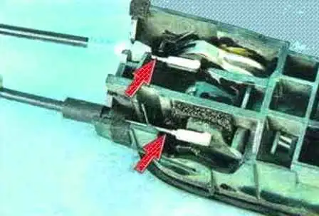 Зняття ручок та замків задніх дверей автомобіля Мазда 6