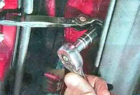 Cómo quitar e instalar las puertas traseras de un Mazda 6