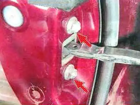 Como quitar e instalar las puertas traseras de un Mazda 6