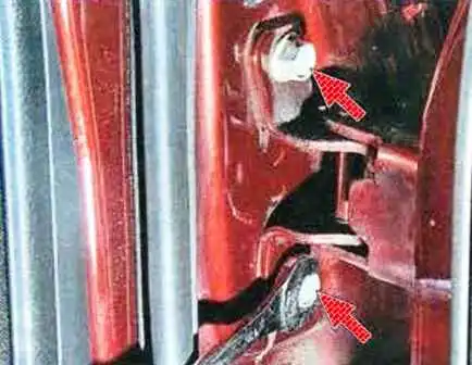 Cómo quitar e instalar las puertas traseras de un Mazda 6