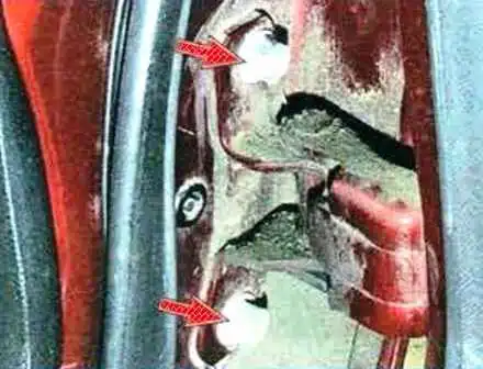 Cómo quitar e instalar las puertas traseras de un Mazda 6