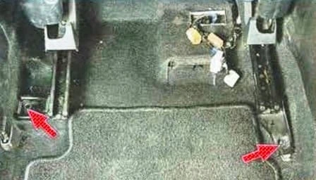 Cómo quitar e instalar asientos de automóvil Mazda 6