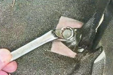 Cómo quitar e instalar asientos de automóvil Mazda 6