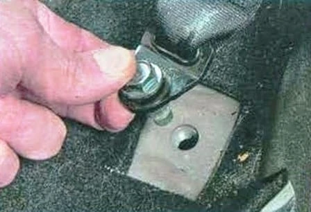 Cómo quitar e instalar asientos de automóvil Mazda 6