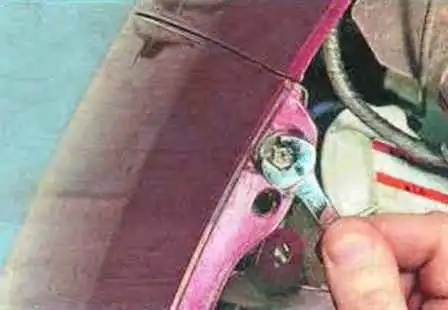 Removing and installing the front bumper of a Mazda 6