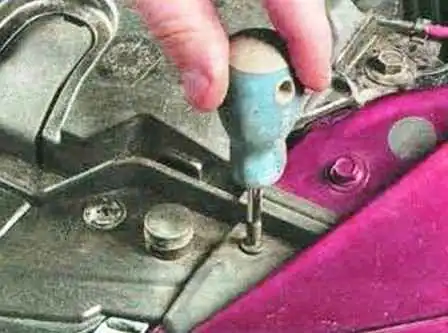 Removing and installing the front bumper of a Mazda 6