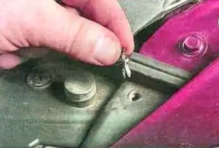 Removing and installing the front bumper of a Mazda 6
