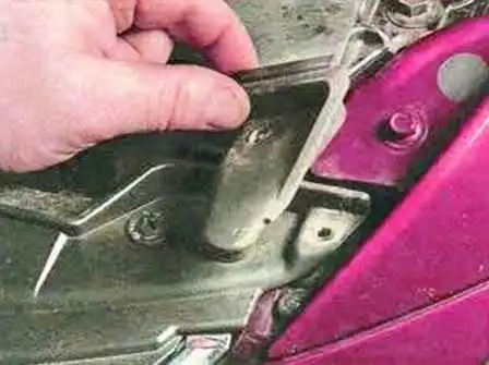 Removing and installing the front bumper of a Mazda 6