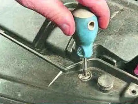 Removing and installing the front bumper of a Mazda 6