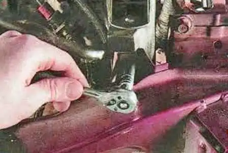Removing and installing the front bumper of a Mazda 6