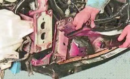 Removing and installing the front bumper of a Mazda 6