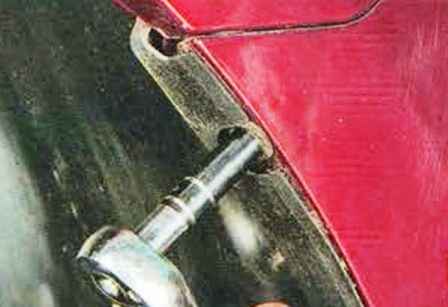 Cómo quitar e instalar el paragolpes trasero de un Mazda 6