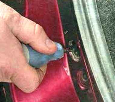 Cómo quitar e instalar el paragolpes trasero de un Mazda 6