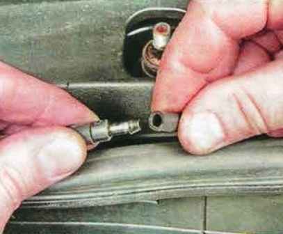 Cómo quitar el capó y la rejilla de entrada de aire en un Mazda 6