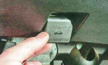 Cómo quitar el capó y la rejilla de entrada de aire de Mazda 6