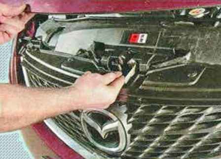 Cómo quitar el capó y la rejilla de entrada de aire de Mazda 6