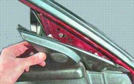 Removing and installing the upholstery of the front door of a Mazda 6
