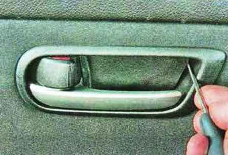 Зняття та встановлення оббивки передніх дверей автомобіля Мазда 6
