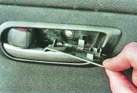 Quitar e instalar el tapizado de la puerta delantera de un auto Mazda 6