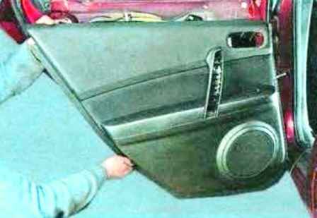 How to remove and install the rear doors of a Mazda 6