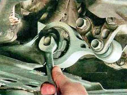 Cómo quitar e instalar el bastidor auxiliar de la suspensión delantera Mazda 6