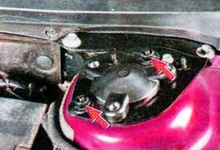 Cómo quitar e instalar el puntal amortiguador de la suspensión delantera Mazda 6