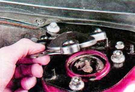 Cómo quitar e instalar el amortiguador de suspensión delantera de Mazda 6