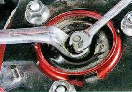 Cómo quitar e instalar el amortiguador de suspensión delantera de Mazda 6